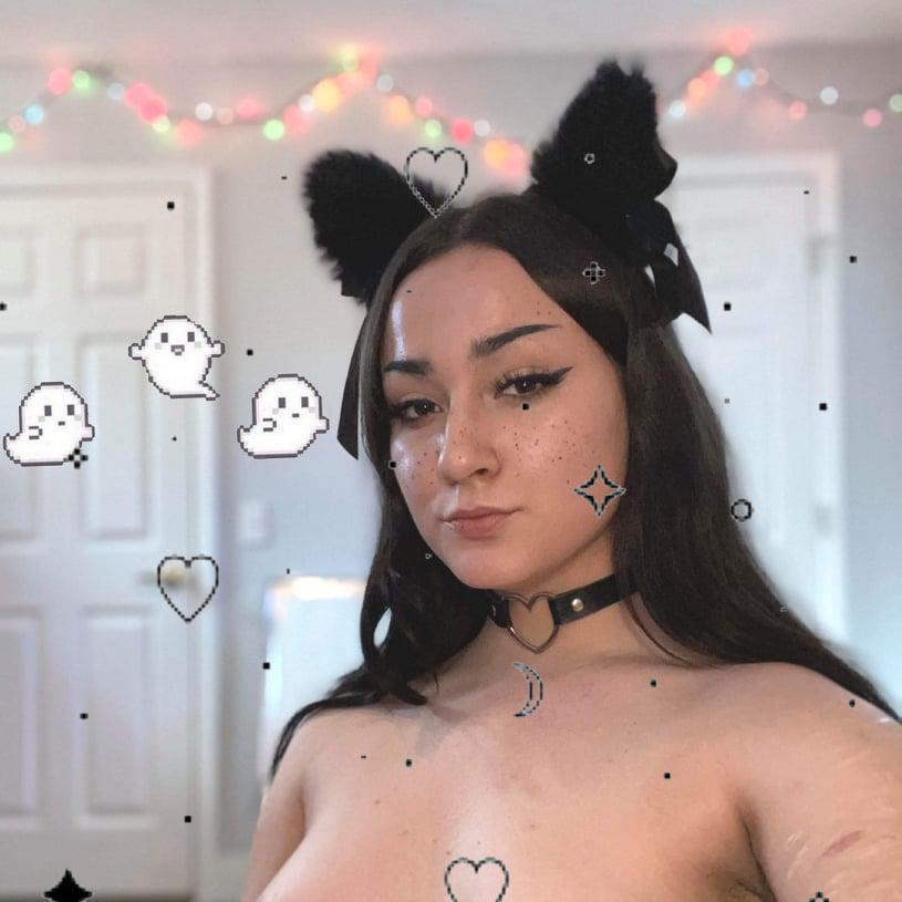 come chat w me!!! <3 goth e-girl here to cuddle <333 live